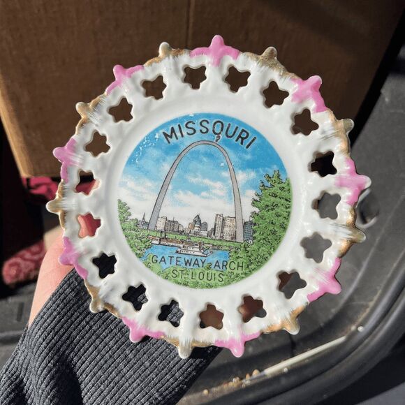 VTG Missouri Gateway Arch Souvenir Plate St. Louis Pink Gold Rim Lattice Edge - Picture 8 of 8